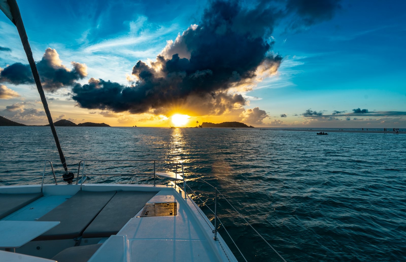 Catamarán al atardecer